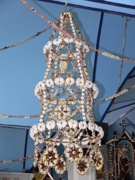 zyrandolwkoscielezrobionyzmuszeleklampshadeinthechurchmadeofshels.jpg