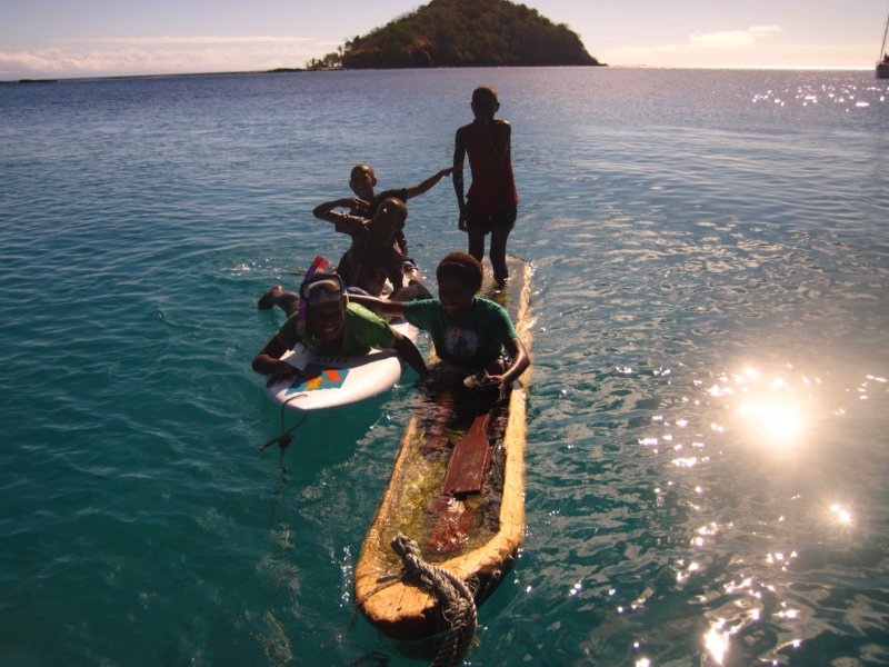 canoealmostsinkingafterbeeingtowedbysicanoeprawiezatonelopodczasholowania.jpg