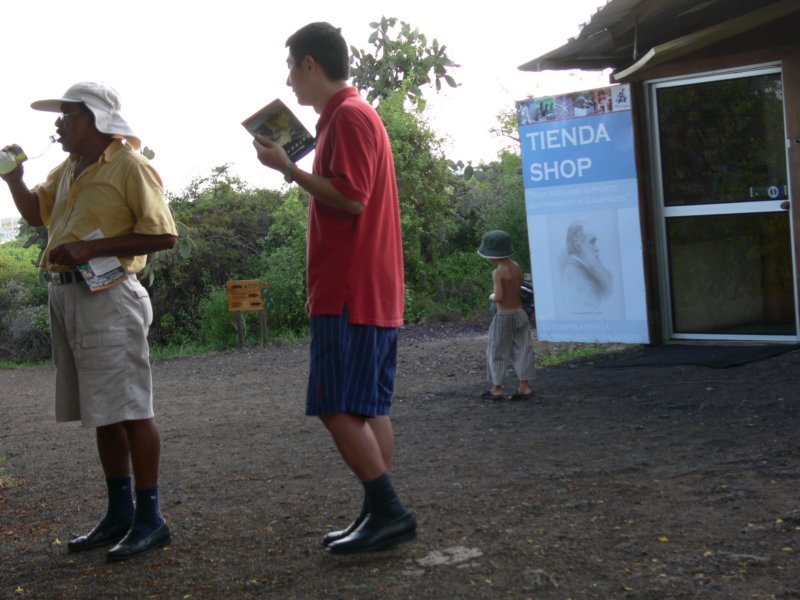 typicaljapanesetouristlookathisblackshoesandsockstypowyprzykladjaponskiegoturystyproszezwrocicuwagenacharakterystyczneczarnebutyodgarnituruiczarneskarpety.jpg