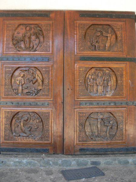 rzezbionedrzwikosciolawoodemchurchdoorswithcarvings.jpg