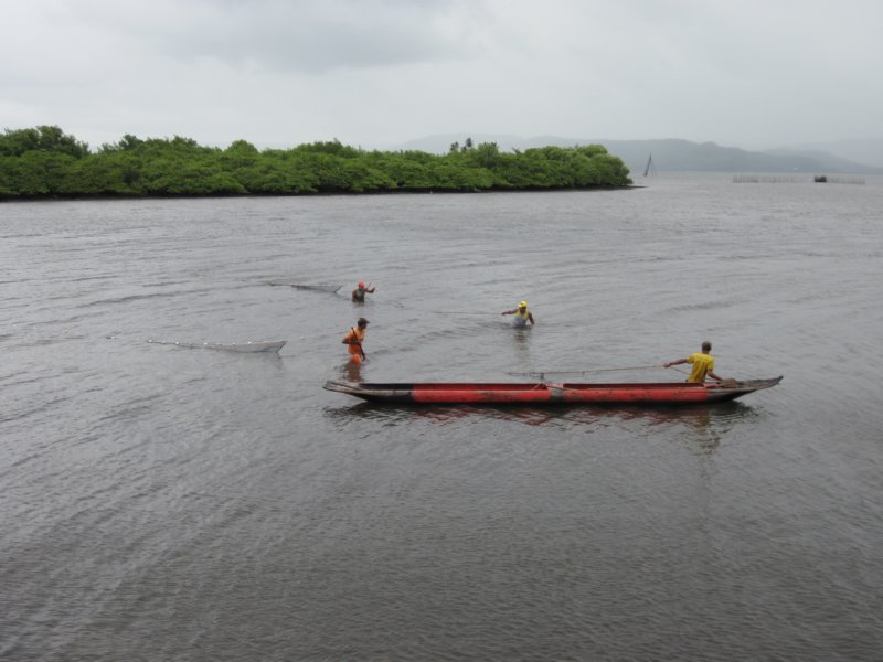 maragogipemenpuliingthenetacrosstheriverrybacywlekasieci.jpg