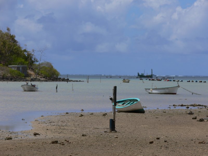 lodkinaplazyboatsonthebeach.jpg