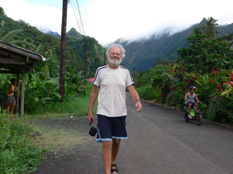 richwalkingthroughthevalleytahitirichkroczydolinatahiti.jpg